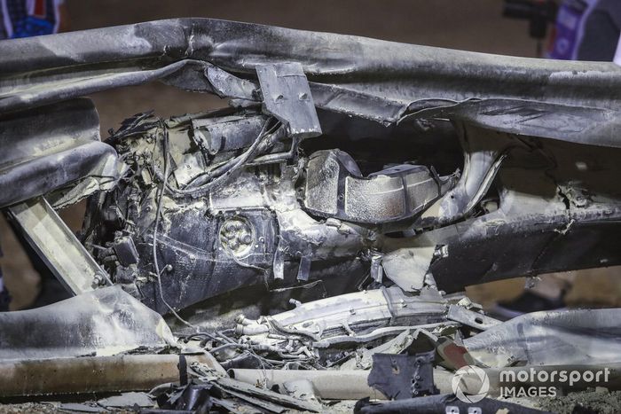 Los restos quemados del monoplaza de Romain Grosjean, Haas VF-20 y la barrera dañada