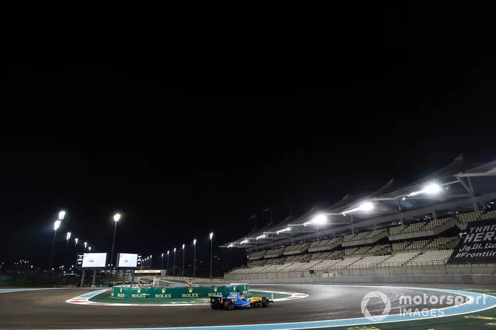 Fernando Alonso pilota el Renault R25, el coche con el que ganó el mundial 2005 de F1, en Abu Dhabi