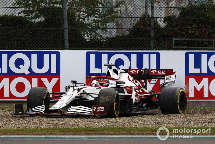 Kimi Raikkonen, Alfa Romeo Racing C41, in the gravel