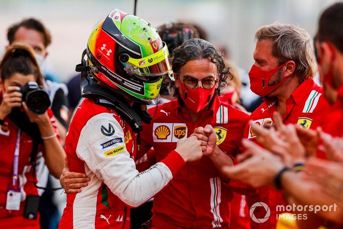 El campeón de F2 Mick Schumacher, Prema Racing celebra en Parc Ferme 