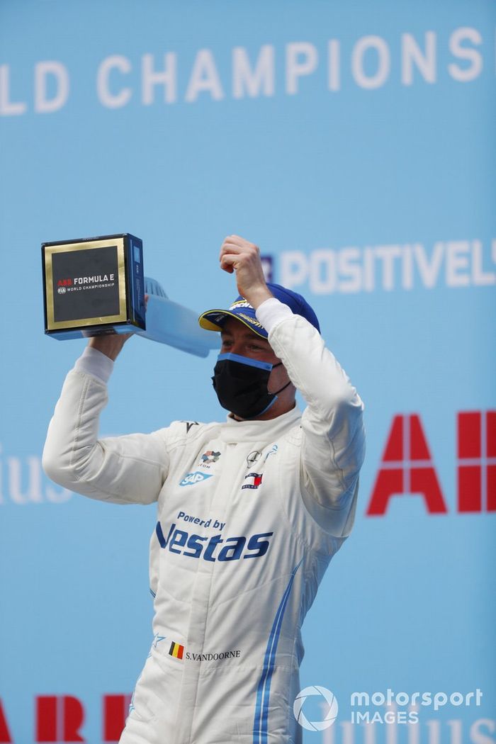 Stoffel Vandoorne, Mercedes-Benz EQ, celebra la victoria en el podio