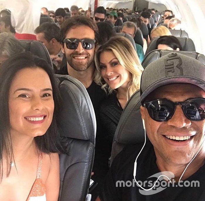 Átila Abreu e Denílson com suas companheiras