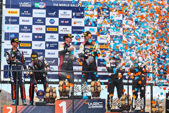 Podio: Ganadores Sébastien Ogier, Vincent Landais, Toyota Gazoo Racing WRT Toyota GR Yaris Rally1, segundos Thierry Neuville, Martijn Wydaeghe, Hyundai World Rally Team Hyundai i20 N Rally1, terceros Elfyn Evans, Scott Martin, Toyota Gazoo Racing WRT Toyota GR Yaris Rally1.