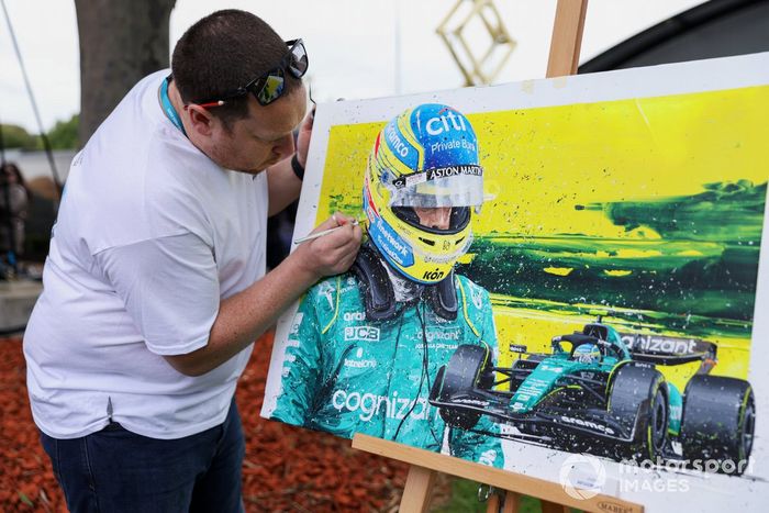 Un artista pinta a Fernando Alonso, Aston Martin F1 Team 