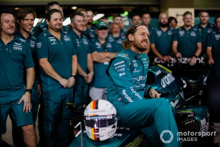 Sebastian Vettel, Aston Martin, con el equipo Aston Martin para la foto de equipo de final de temporada