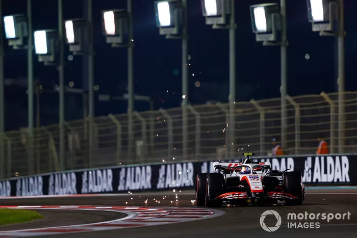 Mick Schumacher, Haas VF-22, hace saltar chispas