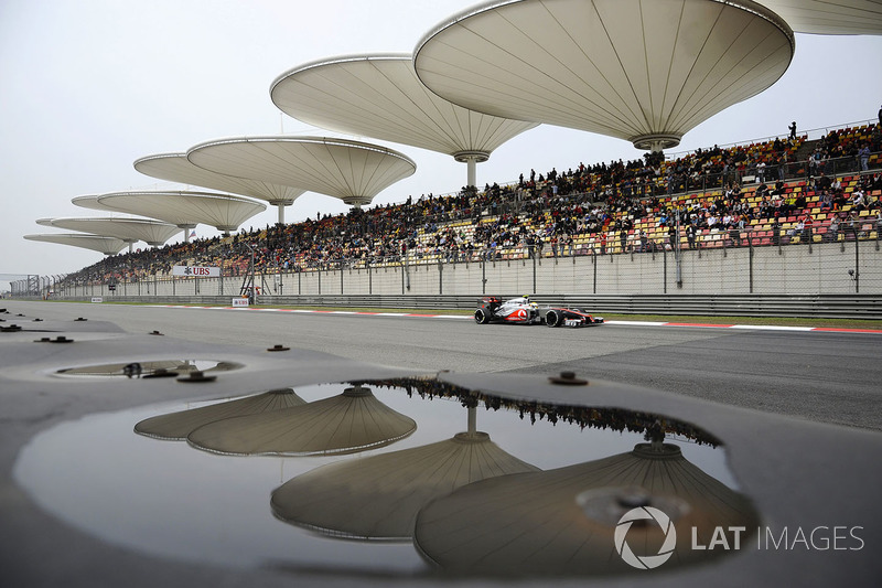 В тренировках лучшее время переходило от гонщиков McLaren к гонщикам Mercedes и обратно