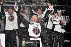 Kevin Harvick, Stewart-Haas Racing, Jimmy John's Ford Fusion, celebra en victory lane