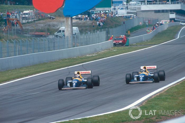 En la vuelta 11, el francés hizo valer su experiencia en F1 para pasar por dentro a su compañero en la curva 1. Hill solo llevaba siete carreras en la categoría 