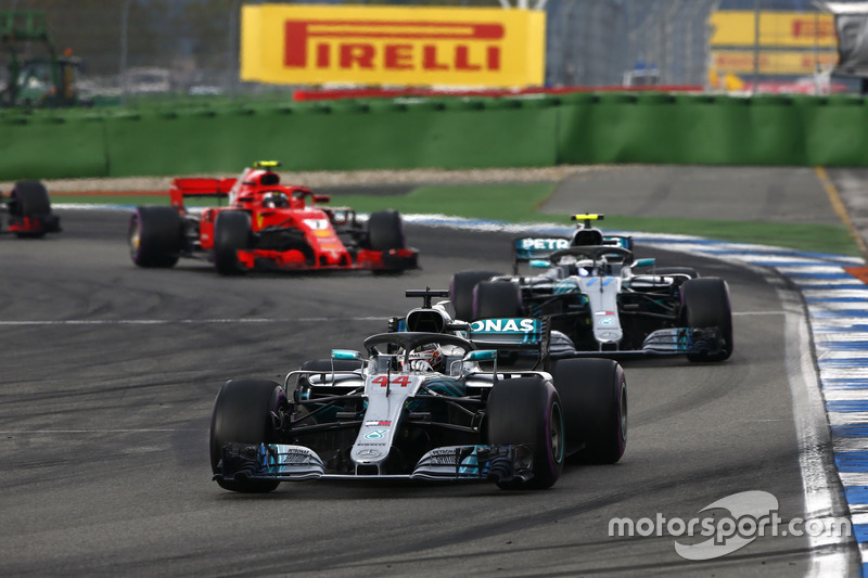 Lewis Hamilton, Mercedes AMG F1 W09, por delante de Valtteri Bottas, Mercedes AMG F1 W09 y Kimi Raikkonen, Ferrari SF71H