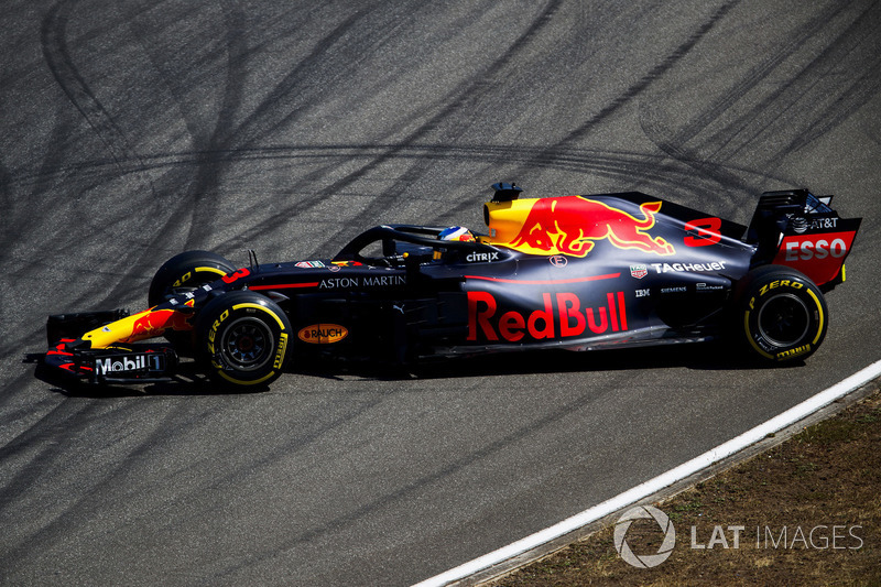 Daniel Ricciardo, Red Bull Racing RB14, spins during practice