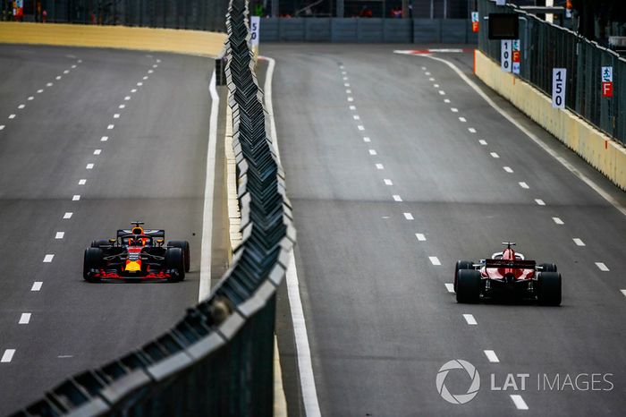 Marcus Ericsson, Sauber C37 Ferrari, y Daniel Ricciardo, Red Bull Racing RB14 Tag Heuer