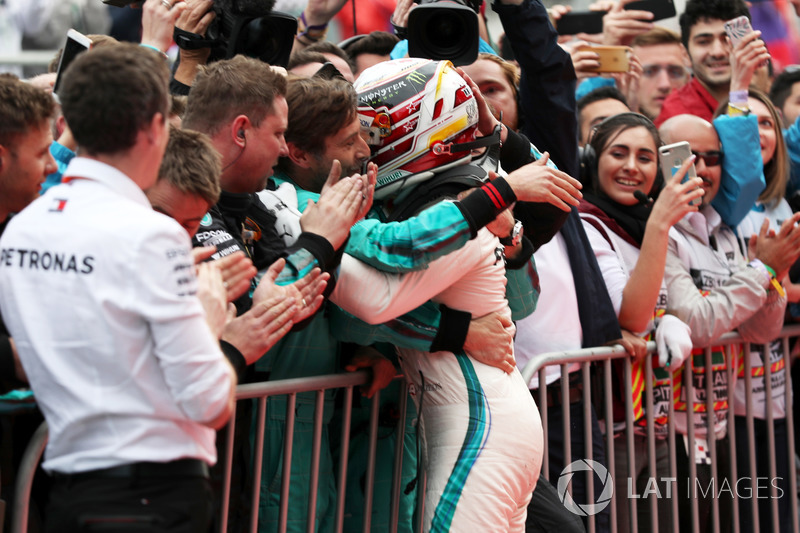 Yarış galibi Lewis Hamilton, Mercedes-AMG F1, parc ferme