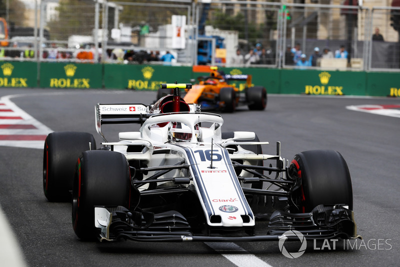 Charles Leclerc, Sauber C37 Ferrari, Stoffel Vandoorne, McLaren MCL33 Renault