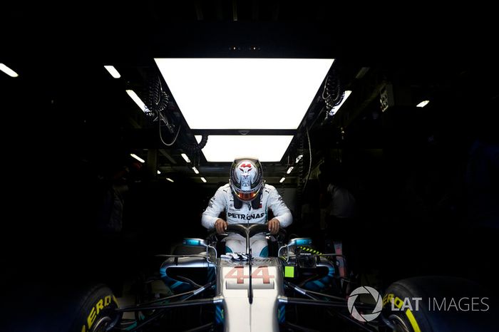 Lewis Hamilton, Mercedes AMG F1, entra a su coche