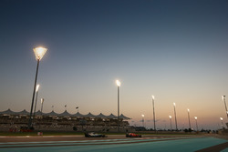 Kimi Raikkonen, Ferrari SF70H, Lewis Hamilton, Mercedes AMG F1 W08