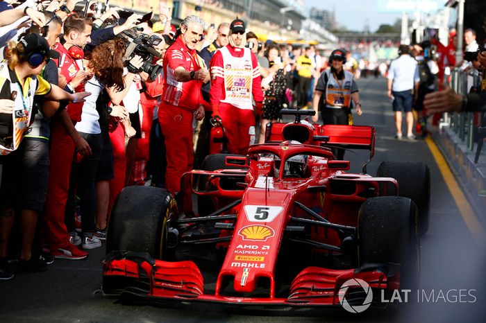 Sebastian Vettel, Ferrari SF71H, primer puesto, pasa con Maurizio Arrivabene, Director del equipo, Ferrari, mientras trae su coche al Parque Ferme