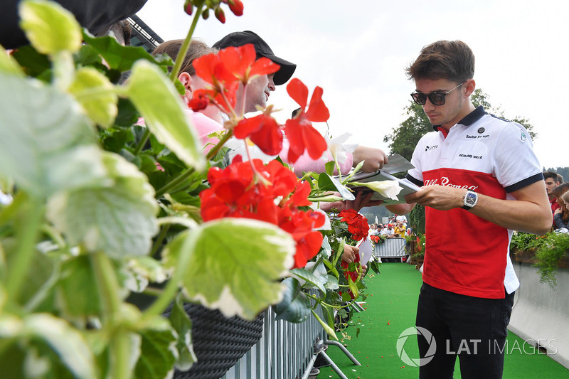 Charles Leclerc, Sauber signs autographs for the fans