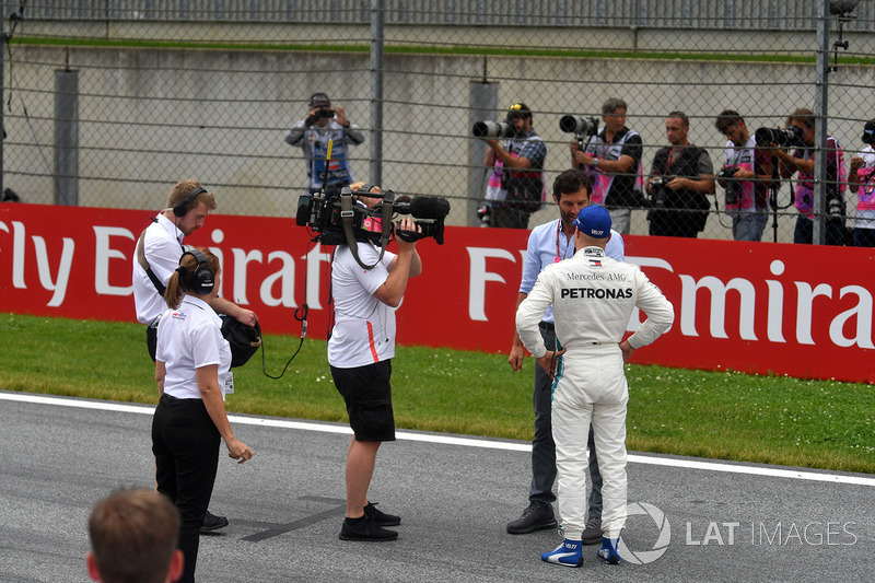 Pole sitter Valtteri Bottas, Mercedes-AMG F1 talks with Mark Webber, in parc ferme