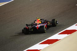 Max Verstappen, Red Bull Racing RB14 Tag Heuer, limps to the pits with a puncture