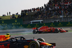 Max Verstappen, Red Bull Racing RB14 and Sebastian Vettel, Ferrari SF71H clash