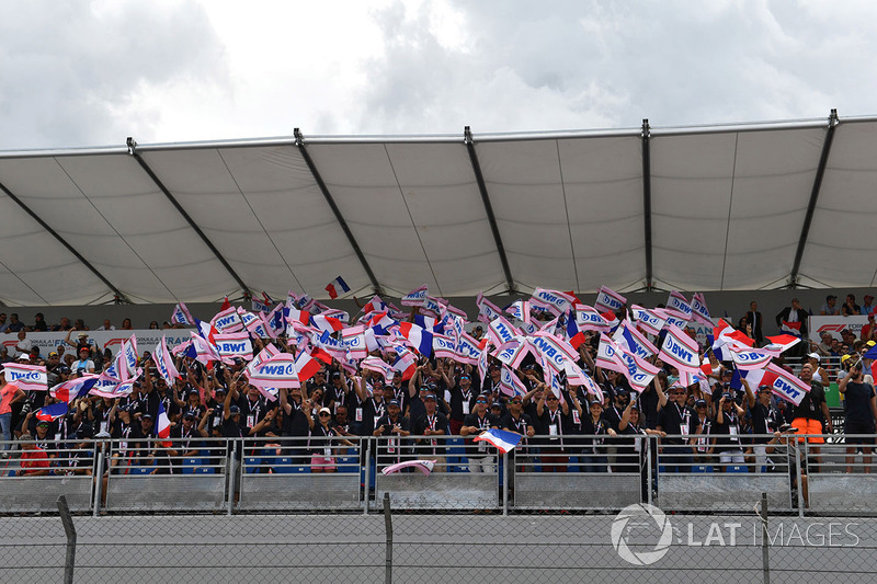 Des fans de Force India F1 avec des bannières