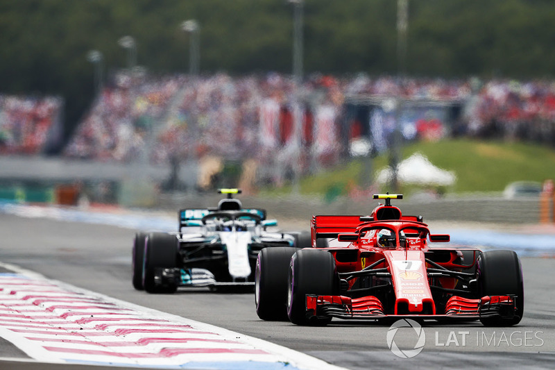 Kimi Raikkonen, Ferrari SF71H, leads Valtteri Bottas, Mercedes AMG F1 W09