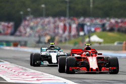 Kimi Raikkonen, Ferrari SF71H, precede Valtteri Bottas, Mercedes AMG F1 W09