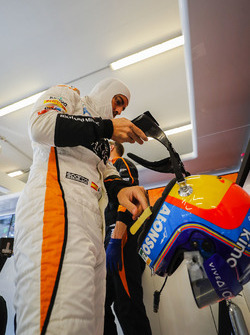 Fernando Alonso, McLaren, met son casque