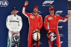 Ganador de la pole Sebastian Vettel, Ferrari, segundo lugar Kimi Raikkonen, Ferrari, tercer lugar Valtteri Bottas, Mercedes AMG F1