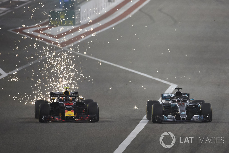 Les étincelles volent alors que Max Verstappen, Red Bull Racing RB14 Tag Heuer, se bat face à Lewis Hamilton, Mercedes AMG F1 W09