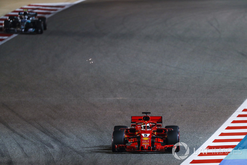 Sebastian Vettel, Ferrari SF71H, Valtteri Bottas, Mercedes AMG F1 W09