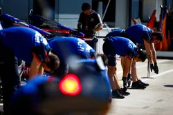 Les mécaniciens Toro Rosso pratiquent des étirements