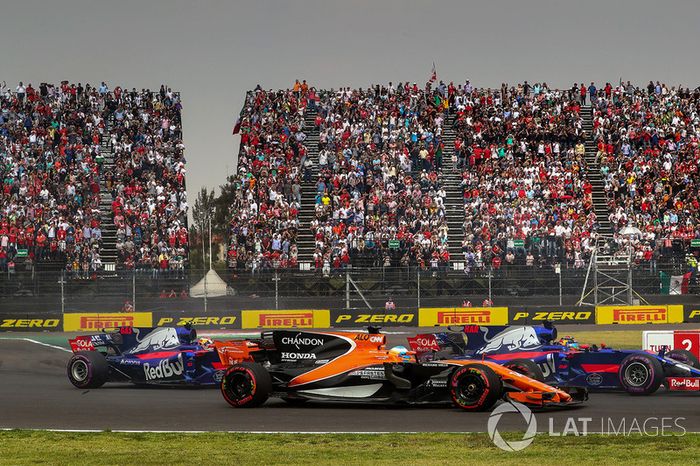 Fernando Alonso, McLaren MCL32, Brendon Hartley, Scuderia Toro Rosso STR12, Pierre Gasly, Scuderia T