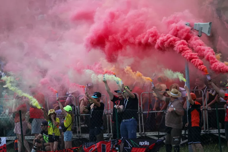 Les supporters se sont rassemblés au bord de la piste