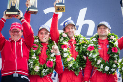 LMGT Am Podio: ganadores de clase #62 Scuderia Corsa Ferrari 458 Italia: Bill Sweedler, Jeff Segal,