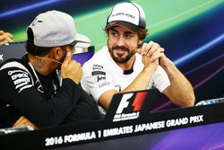 Lewis Hamilton, Mercedes AMG F1 et Fernando Alonso, McLaren lors de la conférence de presse de la FIA