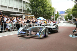 Sakon Yamamoto con la Spark-Renault SRT_01E per le strade di Tokyo