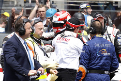 #5 Toyota Racing Toyota TS050 Hybrid: Kazuki Nakajima mit Rob Leupen, Toyota Motorsport nach der Zie