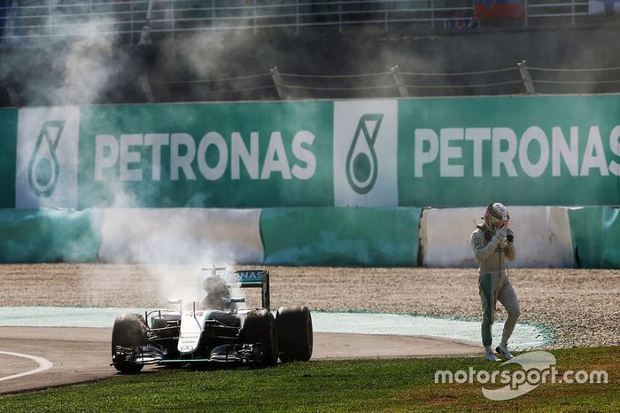 Lewis Hamilton, Mercedes AMG F1 W07 Hybrid retirado de la carrera por problemas con el motor