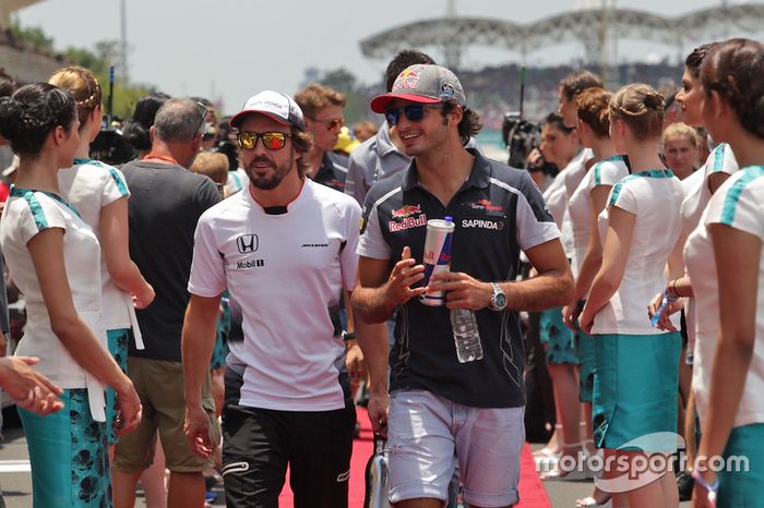 Fernando Alonso, McLaren y Carlos Sainz., Scuderia Toro Rosso en el desfile de pilotos