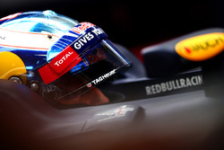 Даніель Ріккардо (Red Bull Racing) сидить в боліді в боксах.