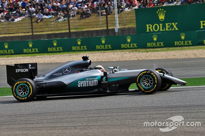 Lewis Hamilton, Mercedes AMG F1 Team W07 se bloquea en la frenada con un ala delantero rota