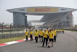 Jolyon Palmer, Renault Sport F1 Team y Kevin Magnussen, Renault Sport F1 Team caminan por el circuit