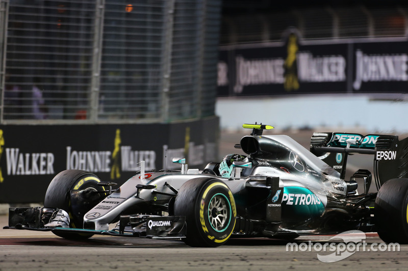 Il vincitore Nico Rosberg, Mercedes AMG F1, festeggia alla fine della gara