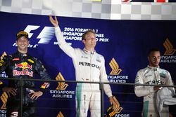 El podio: Daniel Ricciardo, Red Bull Racing, segundo; Nico Rosberg, de Mercedes AMG F1 ganador y Lew