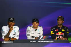 Під час прес-конференції : поул-позиція Ніко Росберг, Mercedes AMG F1, друге місце Льюїс Хемілтон, M