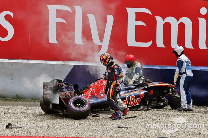 Daniil Kvyat, Scuderia Toro Rosso after a big crash