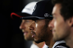 Lewis Hamilton, Mercedes AMG F1 con Jenson Button, McLaren y Jolyon Palmer, Renault Sport F1 Team ie