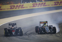 Stoffel Vandoorne, McLaren MP4-31 und Sergio Perez, Sahara Force India F1 VJM09